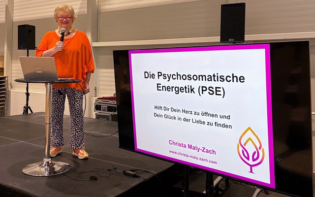 Christa Maly-Zach vor ihrem Vortrag