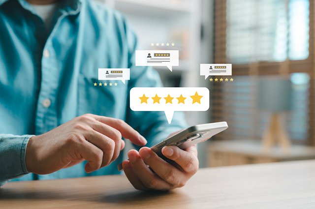 Nahaufnahme einer Person, die mit ihrem Smartphone eine Fünf-Sterne-Bewertung mit digitalen Bewertungssymbolen abgibt, Konzept der Kundenzufriedenheit, Feedback, Online-Reputation.